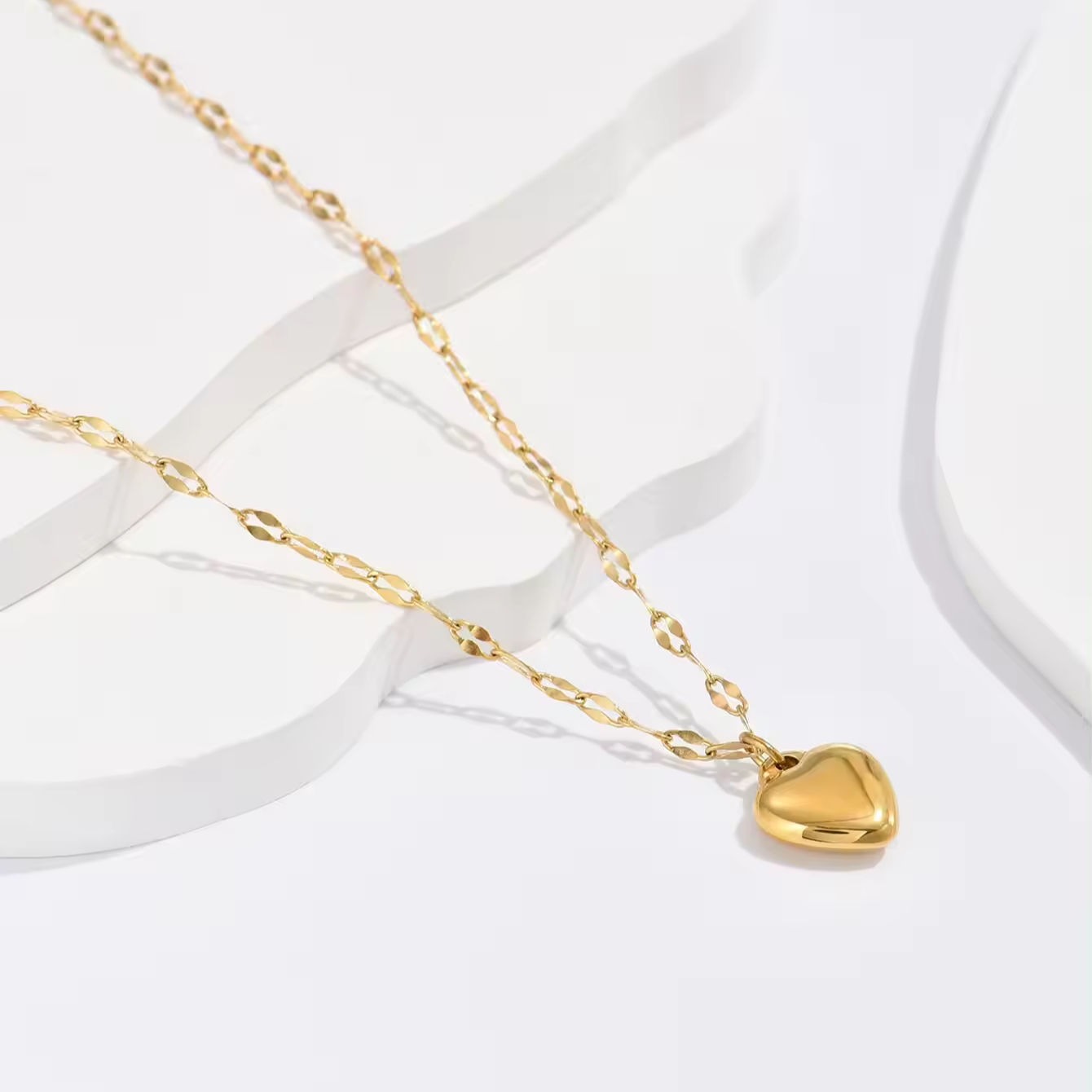 Heart pendant with lips-shape chain