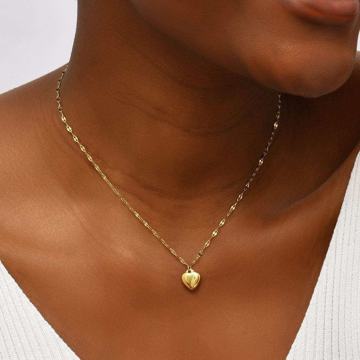 Heart pendant with lips-shape chain