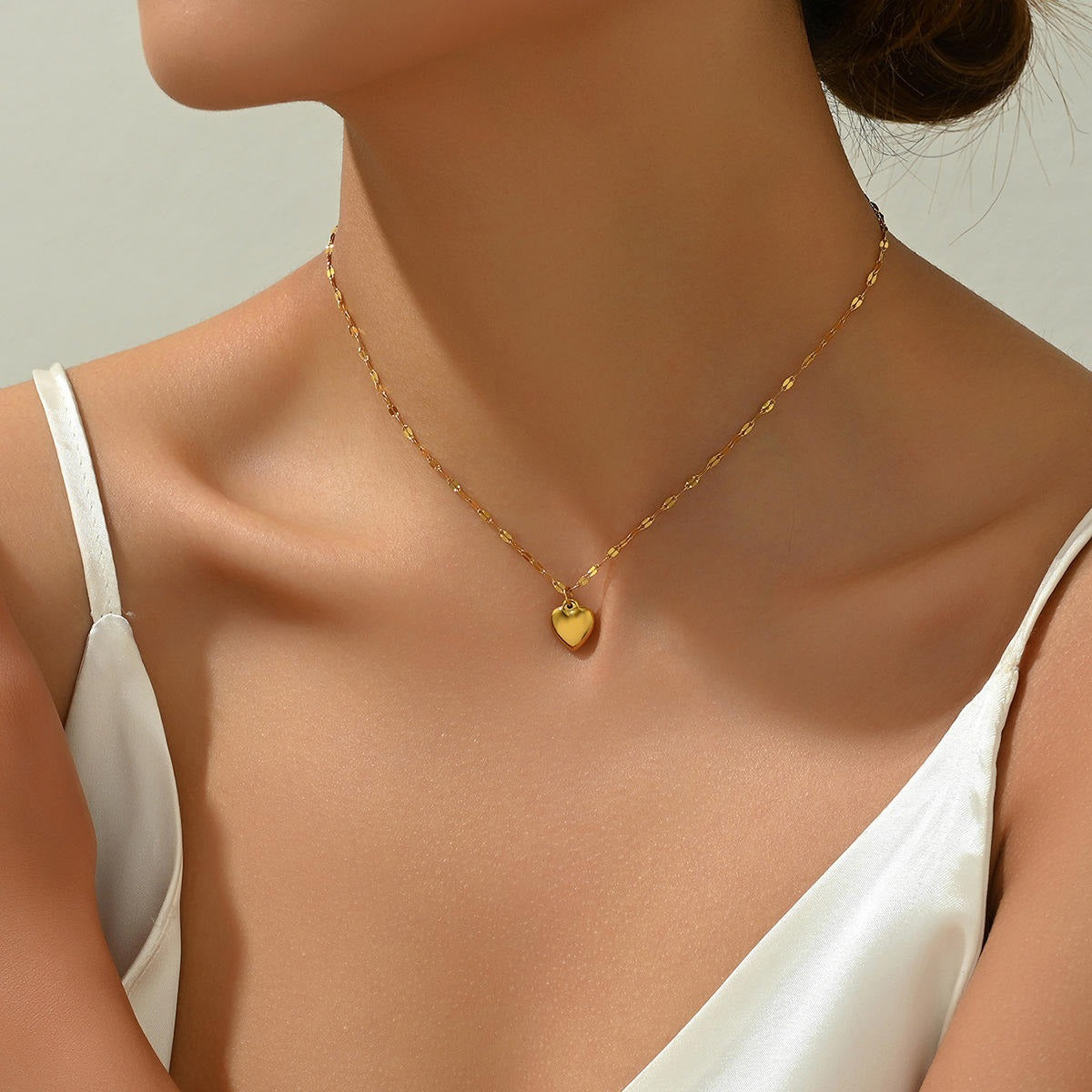 Heart pendant with lips-shape chain