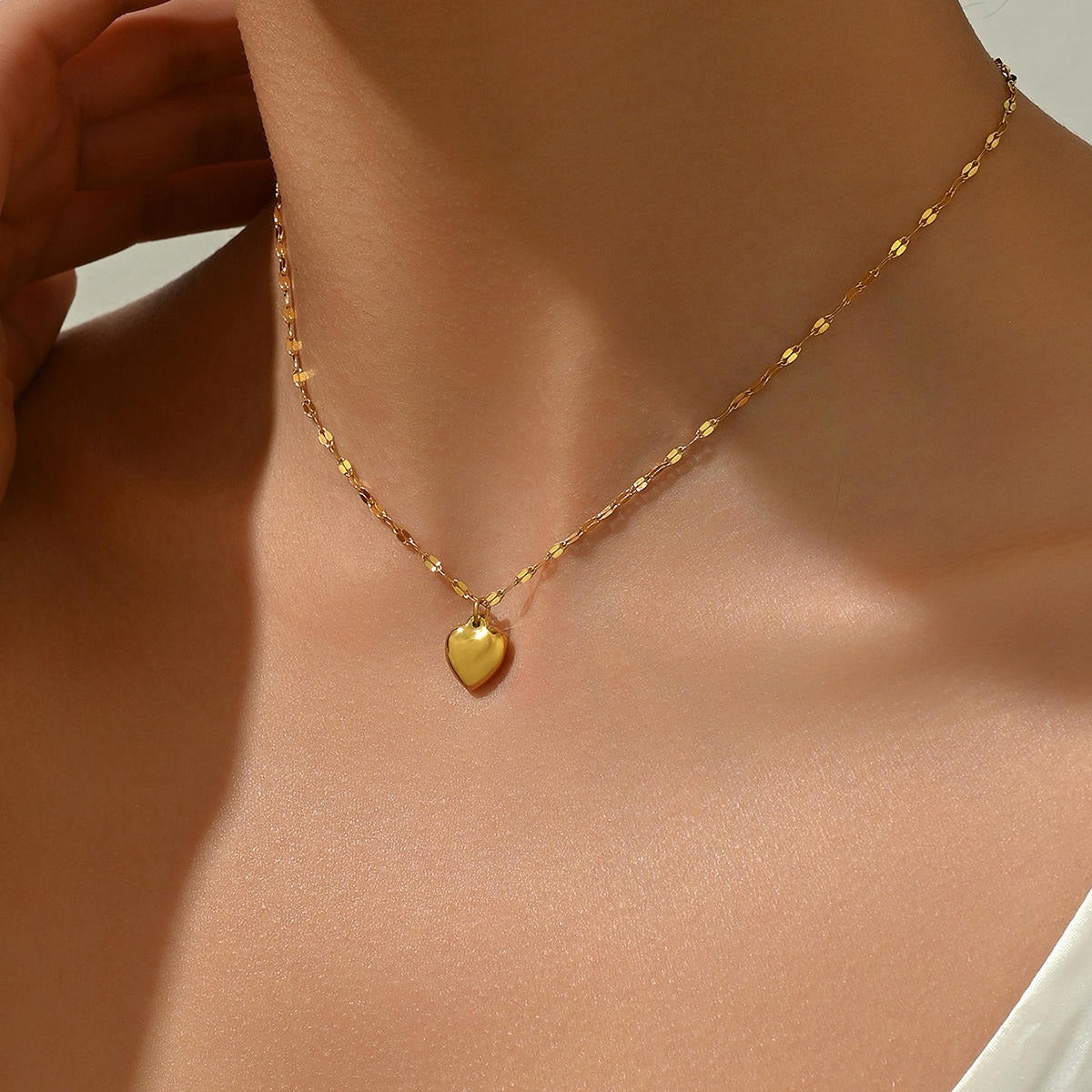 Heart pendant with lips-shape chain