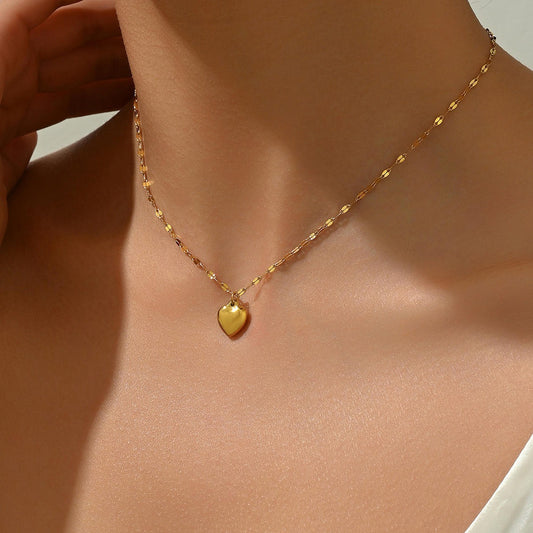 Heart pendant with lips-shape chain