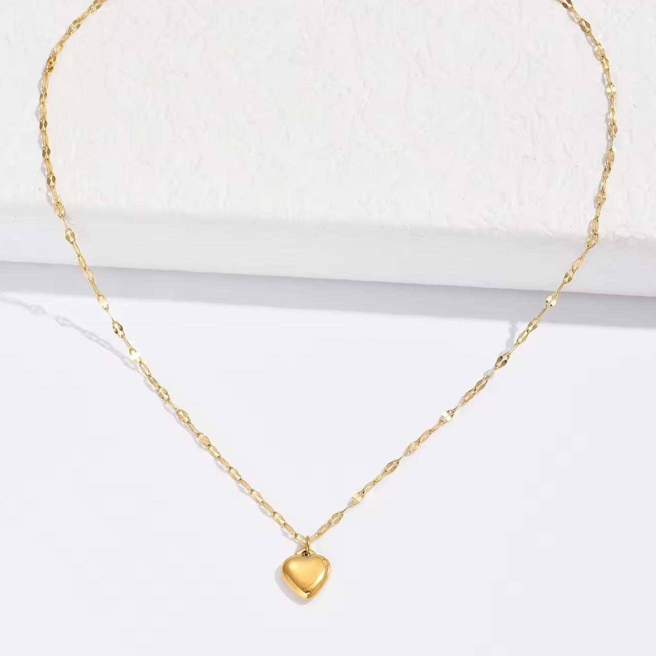 Heart pendant with lips-shape chain